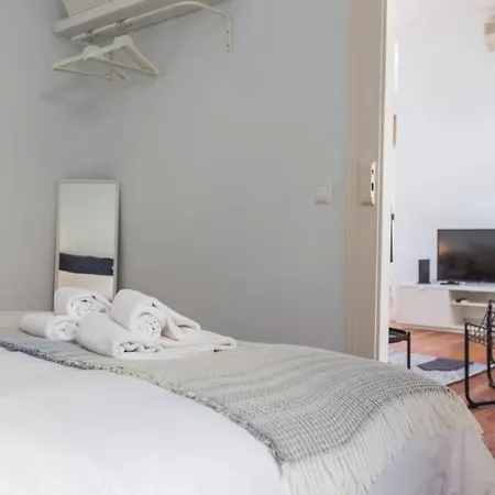 Апартаменты Quiet Charming Flat In Historic Alfama Near Baixa *