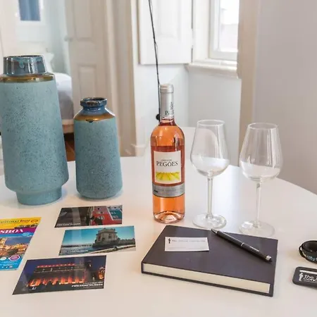 Апартаменты Quiet Charming Flat In Historic Alfama Near Baixa