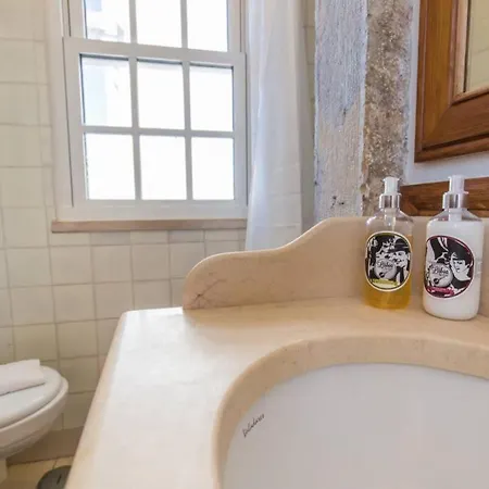 Quiet Charming Flat In Historic Alfama Near Baixa Апартаменты