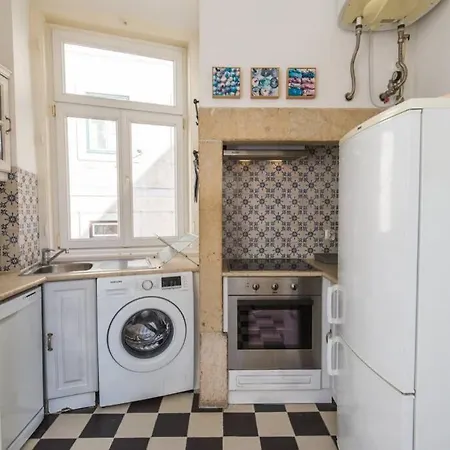 Апартаменты Quiet Charming Flat In Historic Alfama Near Baixa