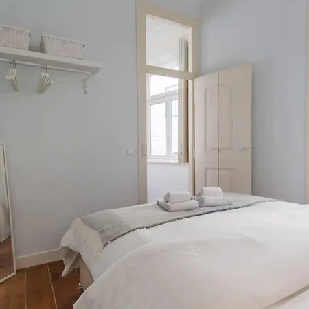 Апартаменты Quiet Charming Flat In Historic Alfama Near Baixa