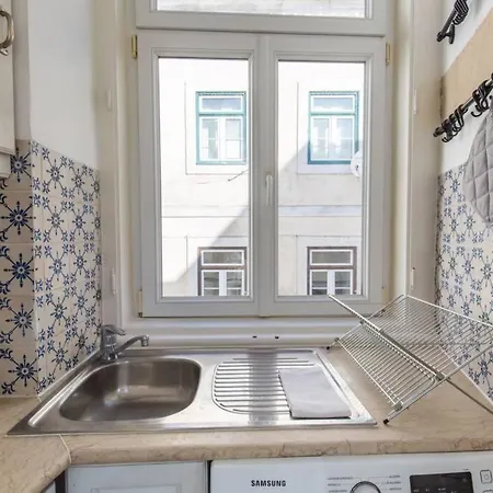 Апартаменты Quiet Charming Flat In Historic Alfama Near Baixa